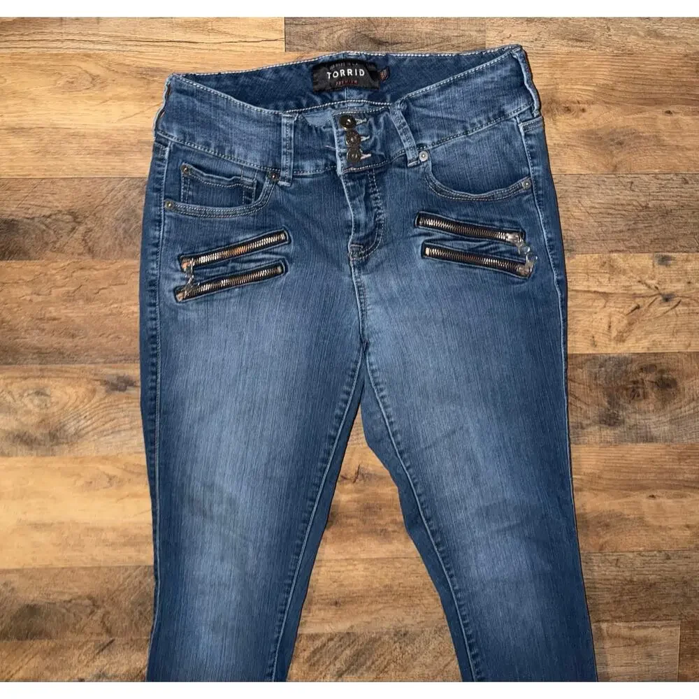 Torrid women’s skinny jeans withunique double-zipper pockets on the front - Picture 2 of 16